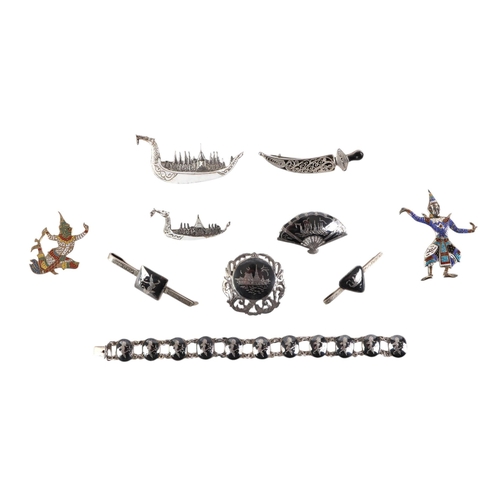 832 - A quantity of Siam silver and niello work jewellery to include brooches and bracelets, 81g.