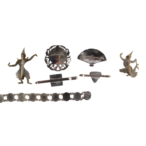 832 - A quantity of Siam silver and niello work jewellery to include brooches and bracelets, 81g.