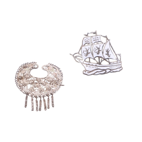 832 - A quantity of Siam silver and niello work jewellery to include brooches and bracelets, 81g.