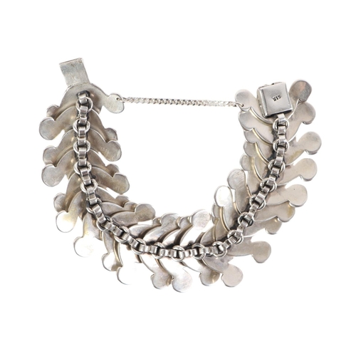 865 - A modern design silver bracelet, 148g.