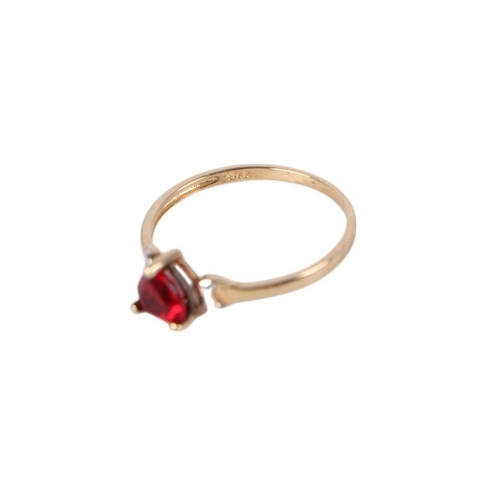 884 - A 9ct gold dress ring set with a heart shaped red stone, approx UK size L, 0.9g.