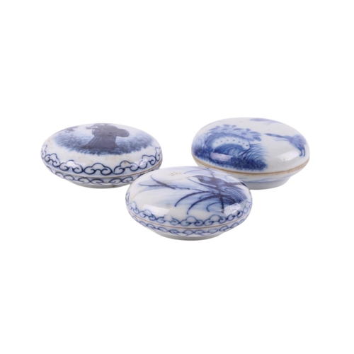 906 - Three Chinese blue & white paste boxes and covers, each approx 7cms diameter (2).Condition ReportAll... 