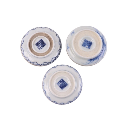 906 - Three Chinese blue & white paste boxes and covers, each approx 7cms diameter (2).Condition ReportAll... 