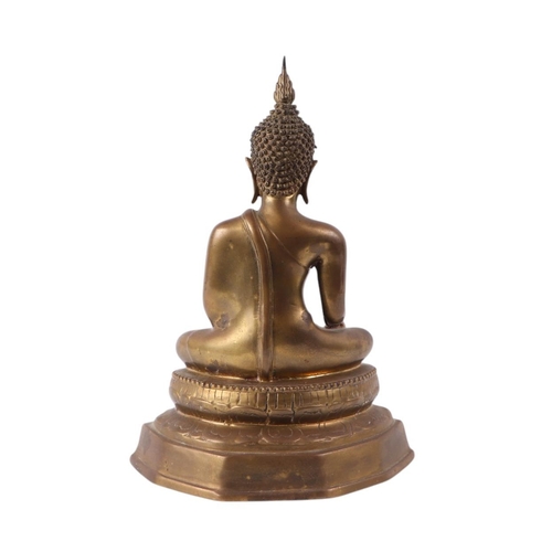 922 - A Thai bronze figure of a seated Buddha, 25cms high.