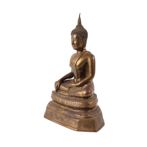 922 - A Thai bronze figure of a seated Buddha, 25cms high.