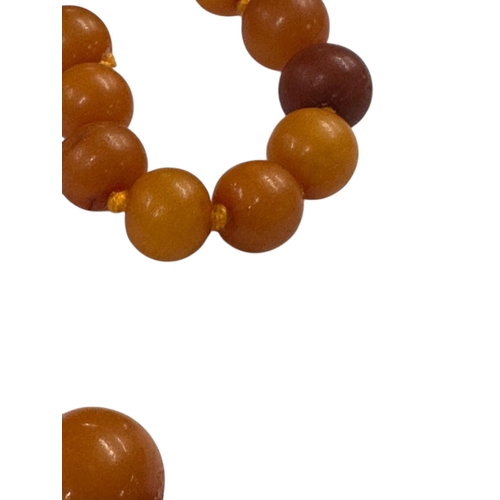 864 - A graduated amber bead necklace, 70g, the largest bead approx 12mm diameter.