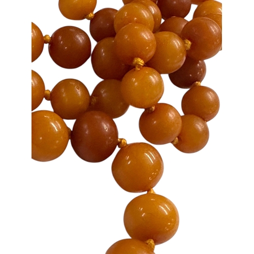 864 - A graduated amber bead necklace, 70g, the largest bead approx 12mm diameter.