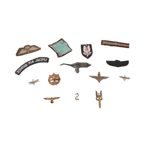 55 - A group of WWII cloth badges and cap badges to include Special Air Service cap badge and cloth badge... 
