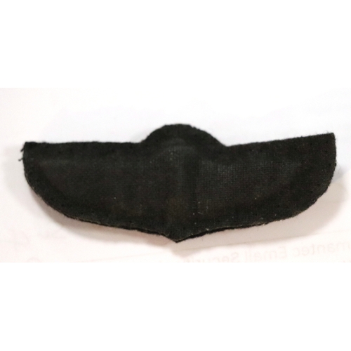 55 - A group of WWII cloth badges and cap badges to include Special Air Service cap badge and cloth badge... 