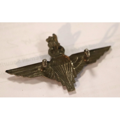55 - A group of WWII cloth badges and cap badges to include Special Air Service cap badge and cloth badge... 