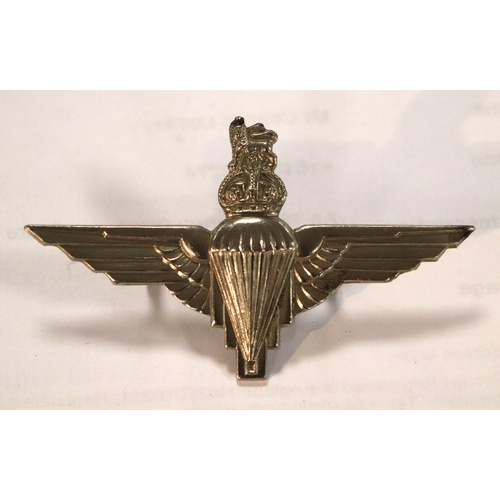 55 - A group of WWII cloth badges and cap badges to include Special Air Service cap badge and cloth badge... 