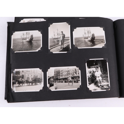 17 - A group of early 20th century photograph albums (5).