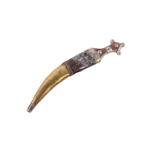 62 - A mid 20th century Islamic Arab Wahhabite dagger / jambiya dagger, the horn hilt with white metal mo... 