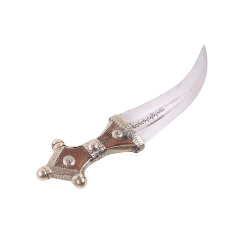 62 - A mid 20th century Islamic Arab Wahhabite dagger / jambiya dagger, the horn hilt with white metal mo... 
