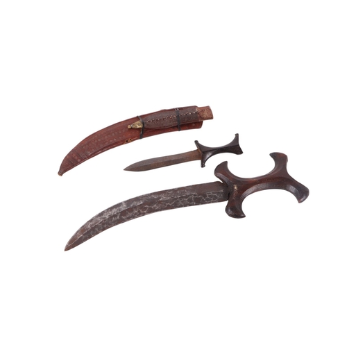 67 - An early 20th century East African Hedendoa knife / dagger with shaped hardwood handle and steel bla... 