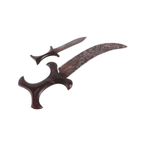 67 - An early 20th century East African Hedendoa knife / dagger with shaped hardwood handle and steel bla... 