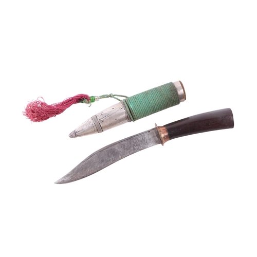 79 - A late 19th century / early 20th century Hmong Dha knife with wooden handle and copper alloy mount, ... 