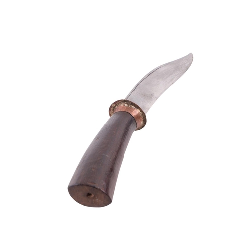 79 - A late 19th century / early 20th century Hmong Dha knife with wooden handle and copper alloy mount, ... 