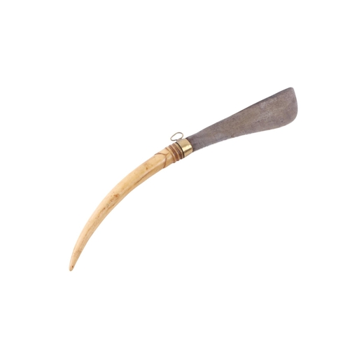 95 - A 19th century Laos / Thai / South East Asian E-Toh betel nut knife with yellow alloy mounts and dee... 