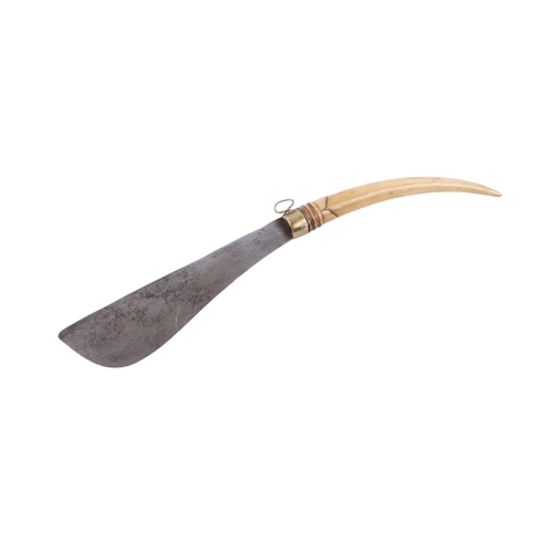 95 - A 19th century Laos / Thai / South East Asian E-Toh betel nut knife with yellow alloy mounts and dee... 