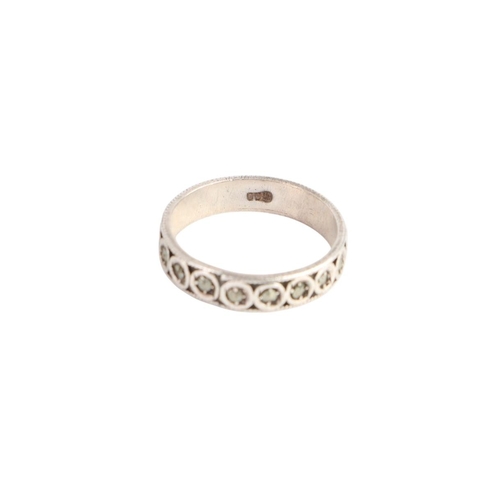 A group of five silver and white metal rings including an onyx example (5).