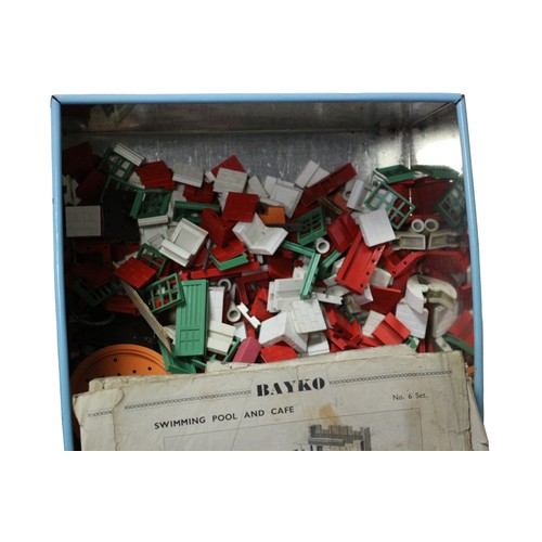 92 - Nice Collection of Vintage Bayko Building Blocks including Bay Windows, Flooring and Roof Tops etc.