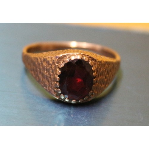 11 - Hallmarked 9ct 375 Gold Single Deep Red Stone Ring, 3.1g weight, Size S