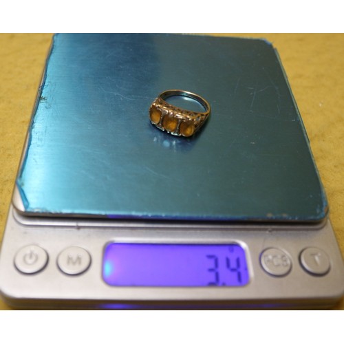 19 - Hallmarked 9ct 375 Gold 3 Stone, (Citrine?) Ring, 3.4g weight, Size P