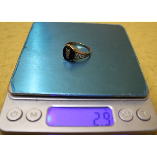 20 - Hallmarked 9ct 375 Gold Ring with Eagle on Onyx Stone, 2.9g Size V