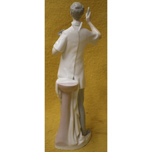 46 - Lladro Boxed and Mint 'Dentist' Figurine, 36cm Tall, 4762