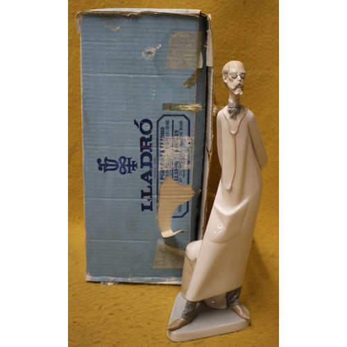 48 - Lladro Boxed and Mint 'Doctor' Figurine, 36cm Tall, 4602