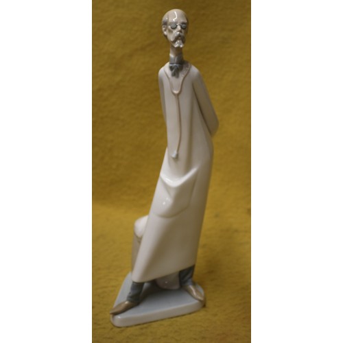 48 - Lladro Boxed and Mint 'Doctor' Figurine, 36cm Tall, 4602