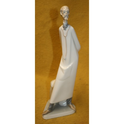 48 - Lladro Boxed and Mint 'Doctor' Figurine, 36cm Tall, 4602