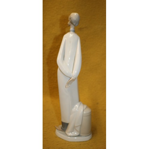 48 - Lladro Boxed and Mint 'Doctor' Figurine, 36cm Tall, 4602