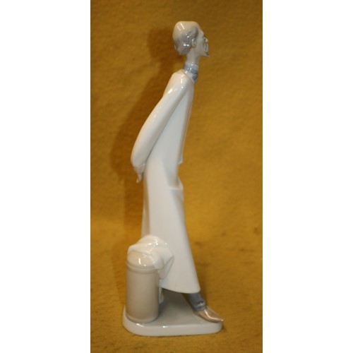 48 - Lladro Boxed and Mint 'Doctor' Figurine, 36cm Tall, 4602