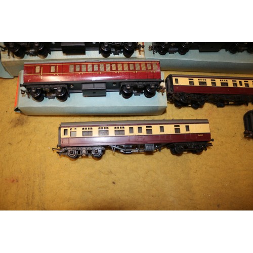 117 - Nice Collection of Hornby & Tri-Ang Model Trains, Some Boxed