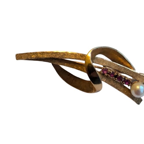 146 - Yellow Metal (No Marks) - Ruby and Pearl? Brooch - 5.8g