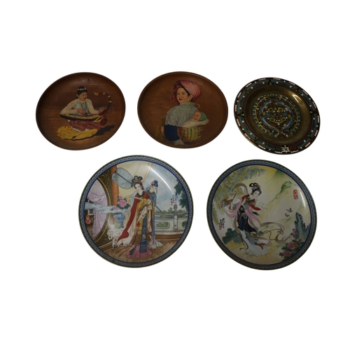 51 - 5x Collectors plates inc Oriental, Wooden, Hand Painted and Enamelled