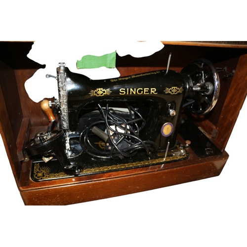 18 - Vintage 'Singer' Boxed Sewing Machine with Manual and Table Mat