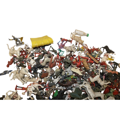 19 - Bundle of Vintage Metal and Plastic Figures/Animals
