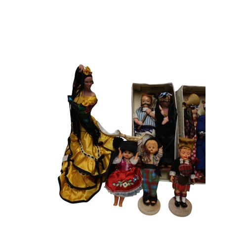 37 - 19 x Vintage Dolls