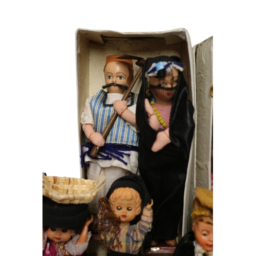37 - 19 x Vintage Dolls
