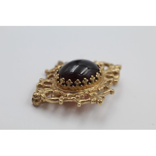 10 - 9ct gold cabochon garnet ornate brooch 8.5 grams gross