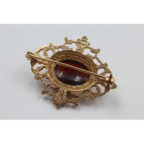 10 - 9ct gold cabochon garnet ornate brooch 8.5 grams gross