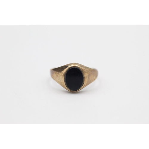 124 - 2 x 9ct Gold signet rings inc. onyx 3.2 grams gross