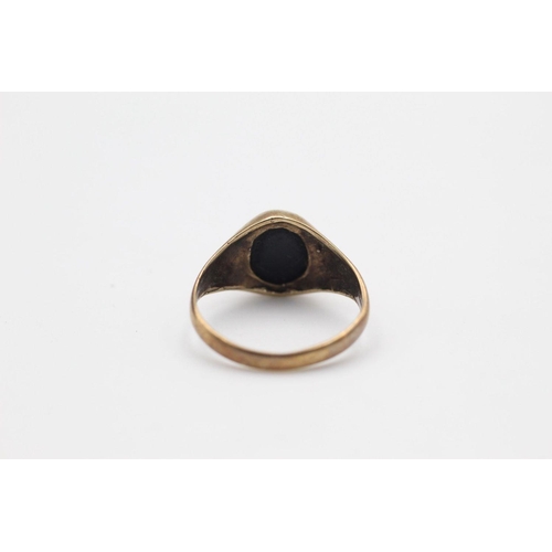 124 - 2 x 9ct Gold signet rings inc. onyx 3.2 grams gross