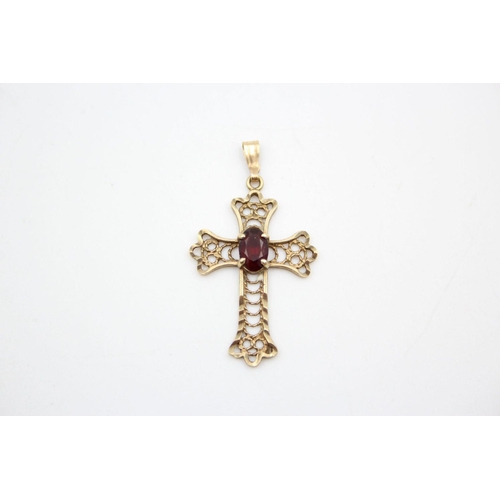 175 - 2 x 9ct gold garnet cross pendants 2.1 grams gross