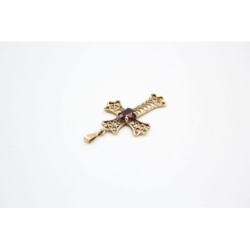 175 - 2 x 9ct gold garnet cross pendants 2.1 grams gross