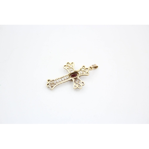 175 - 2 x 9ct gold garnet cross pendants 2.1 grams gross