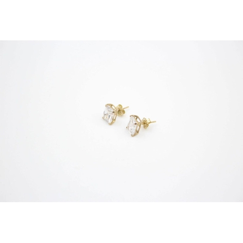 223 - 3 x 9ct gold gemstone stud earrings 2.9 grams gross